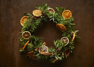 DIY: kerstkrans met gedroogd citrus