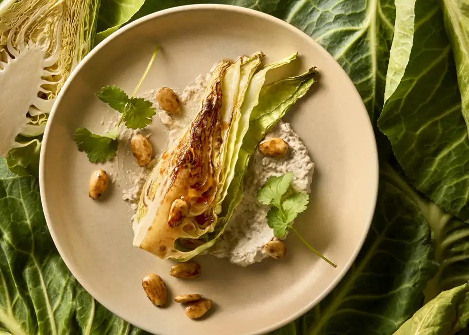 Geroosterde spitskool met zoetzure saus en geglaceerde amandelen Geroosterde spitskool met zoetzure saus en geglaceerde amandelen