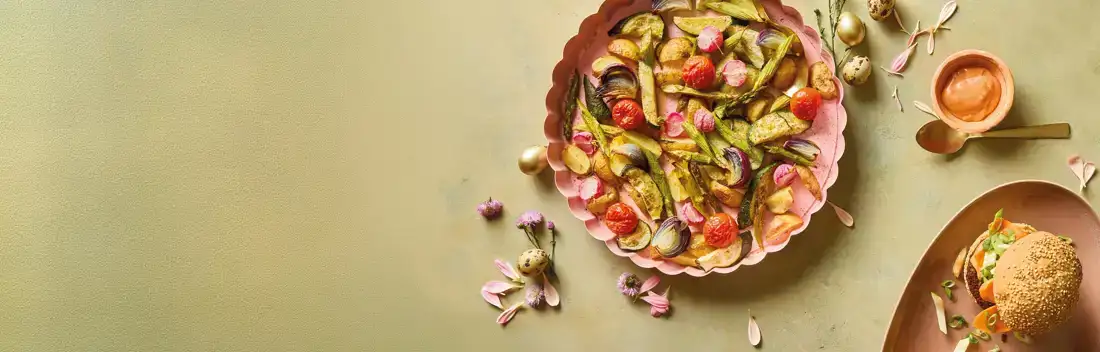 Ekoplaza-biologisch-LekkerWeten-Lente2026-header-traybake Kleurrijke traybake met lentegroenten op een groene achtergrond