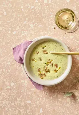 Een kom met little gem soep op roze ondergrond van Ekoplaza