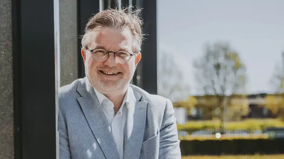 Peter van der Schoot van BioMasters met zachtfruit in zijn hand