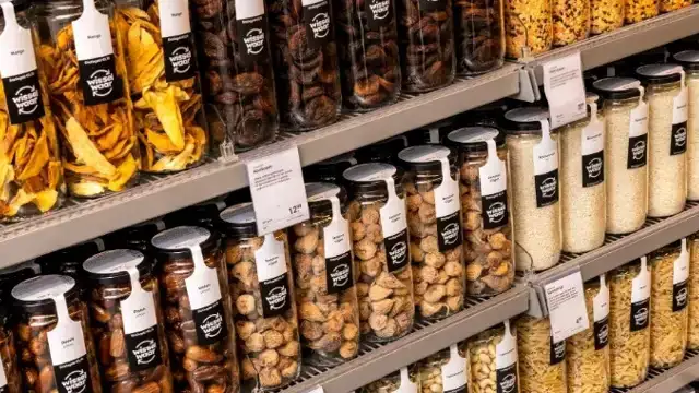 Een schap in de Ekoplaza-winkel met potten Wisselwaar
