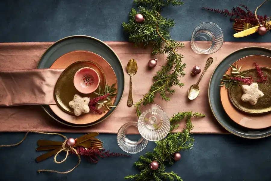 Een gezellig gedekte tafel tijdens de feestdagen