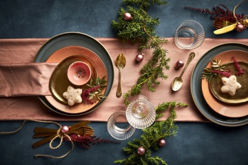 Een gezellig gedekte tafel tijdens de feestdagen