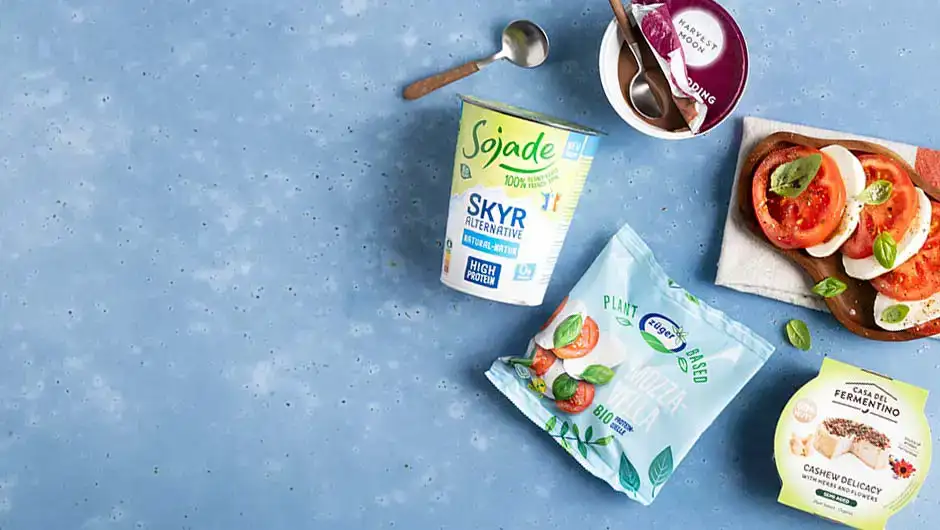 Ekoplaza-biologisch-ContentpakketZuivelKaas-home Plantaardige zuivelproducten op blauwe achtergrond