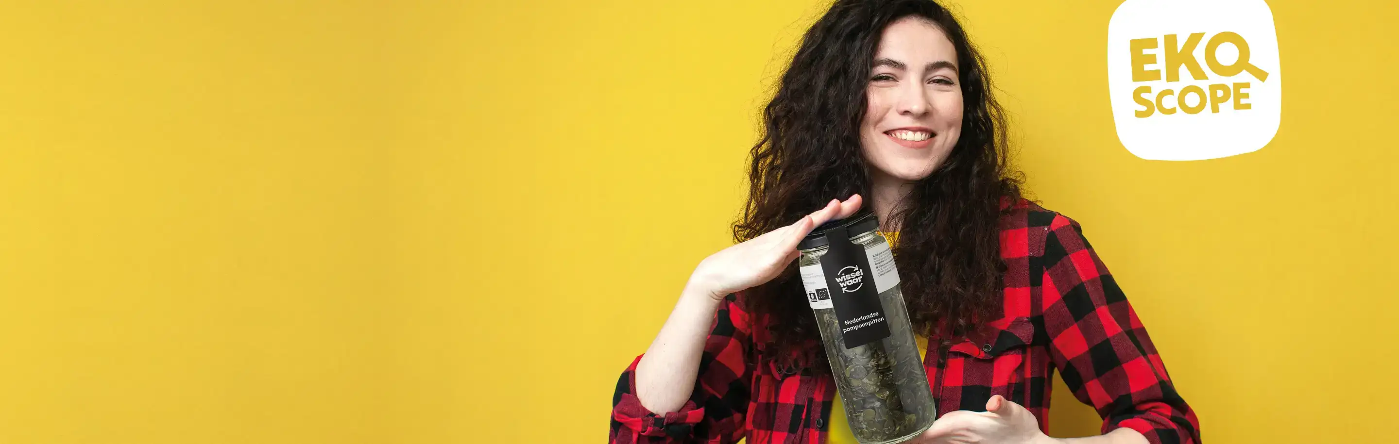 Vrouw met Wisselwaar pot vast voor de Ekoscope