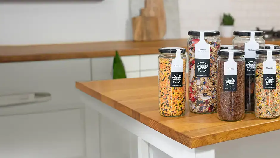 Ekoplaza-biologisch-Wisselwaar-schap-Enschede-MeiPlasticvrij-PlasticSoupFoundation Een schap in de Ekoplaza-winkel met potten Wisselwaar