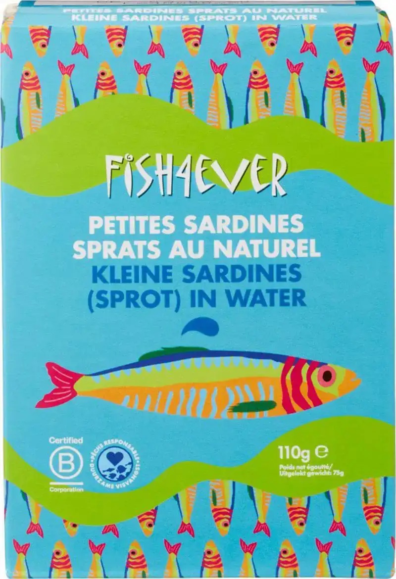 Kleine sardines (sprot) in water